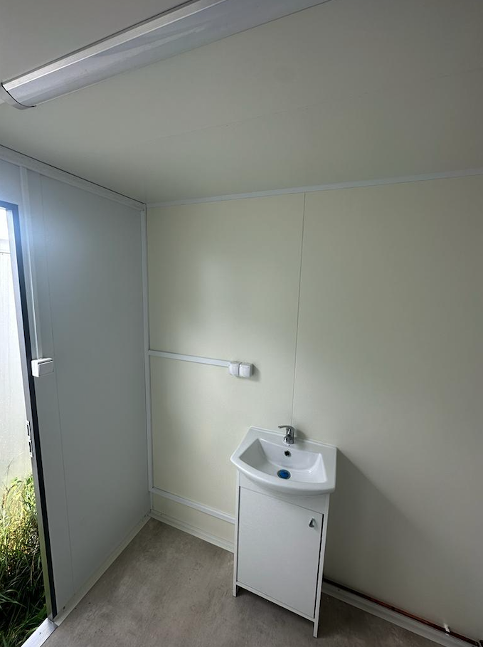 WC-Anhänger Damen/Herren mit Toilette – Die Container
