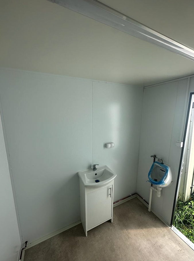 WC-Anhänger Damen/Herren mit Toilette – Die Container