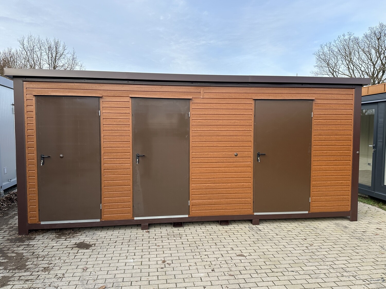 Sanitärcontainer 6,00 x 2,00 Damen- /Herren- und Rollstuhl-Abteil – Die Container