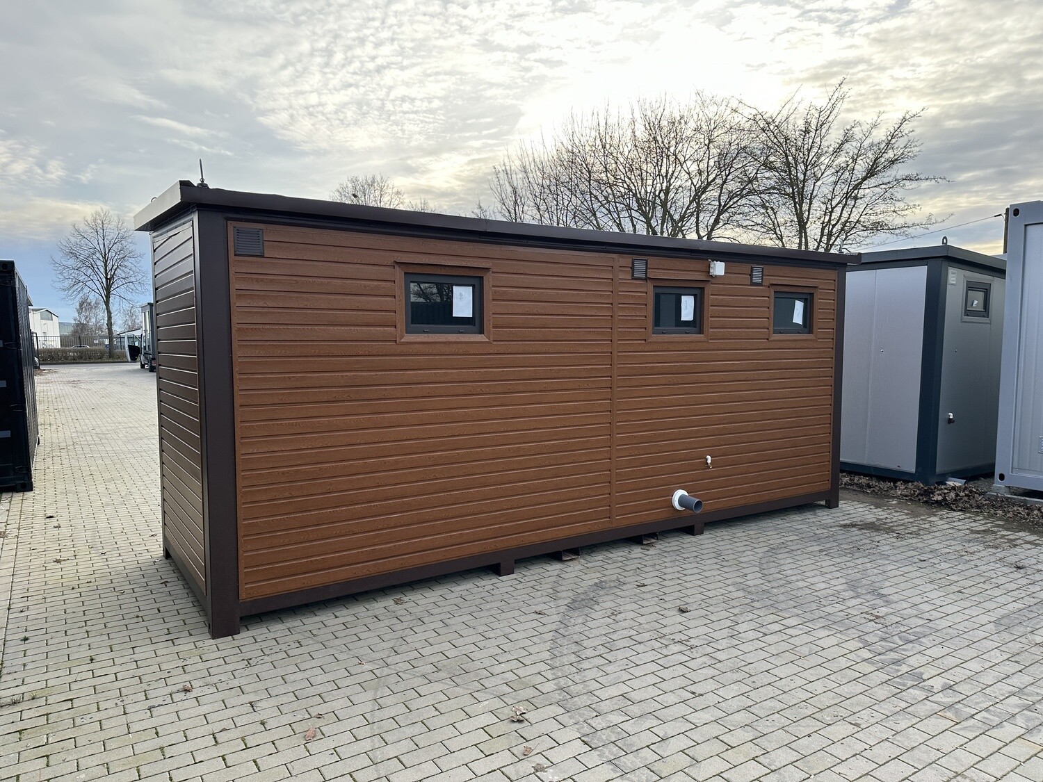 Sanitärcontainer 6,00 x 2,00 Damen- /Herren- und Rollstuhl-Abteil – Die Container