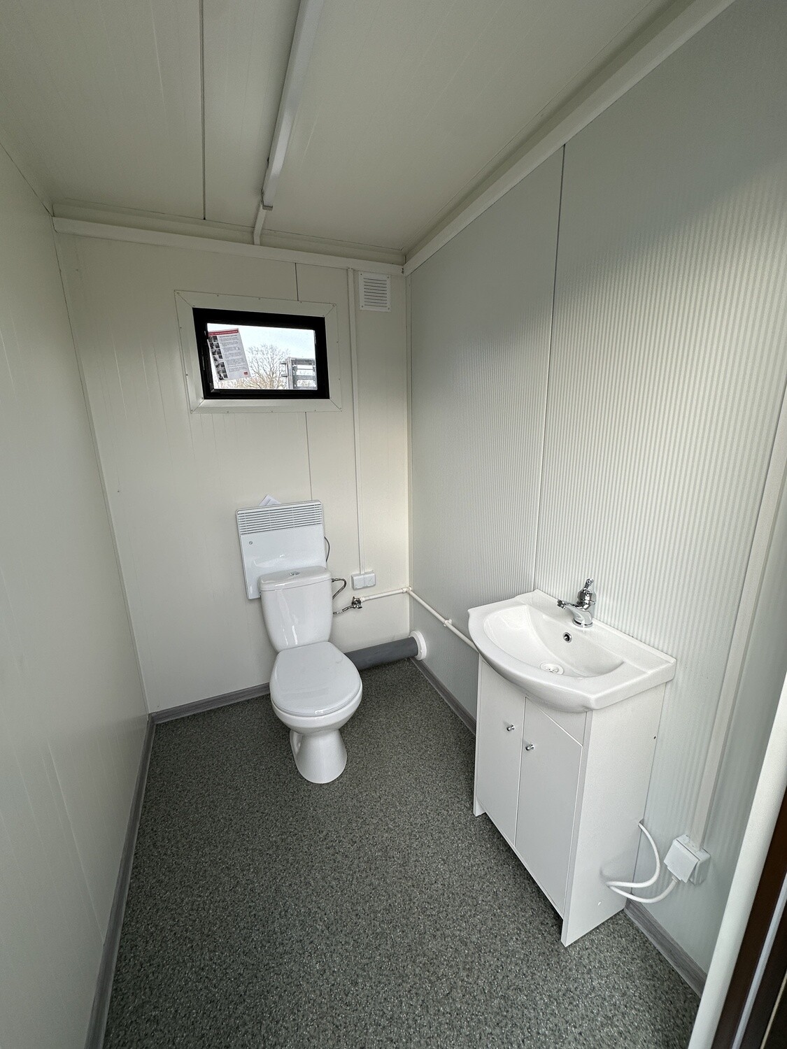 Sanitärcontainer 6,00 x 2,00 Damen- /Herren- und Rollstuhl-Abteil – Die Container