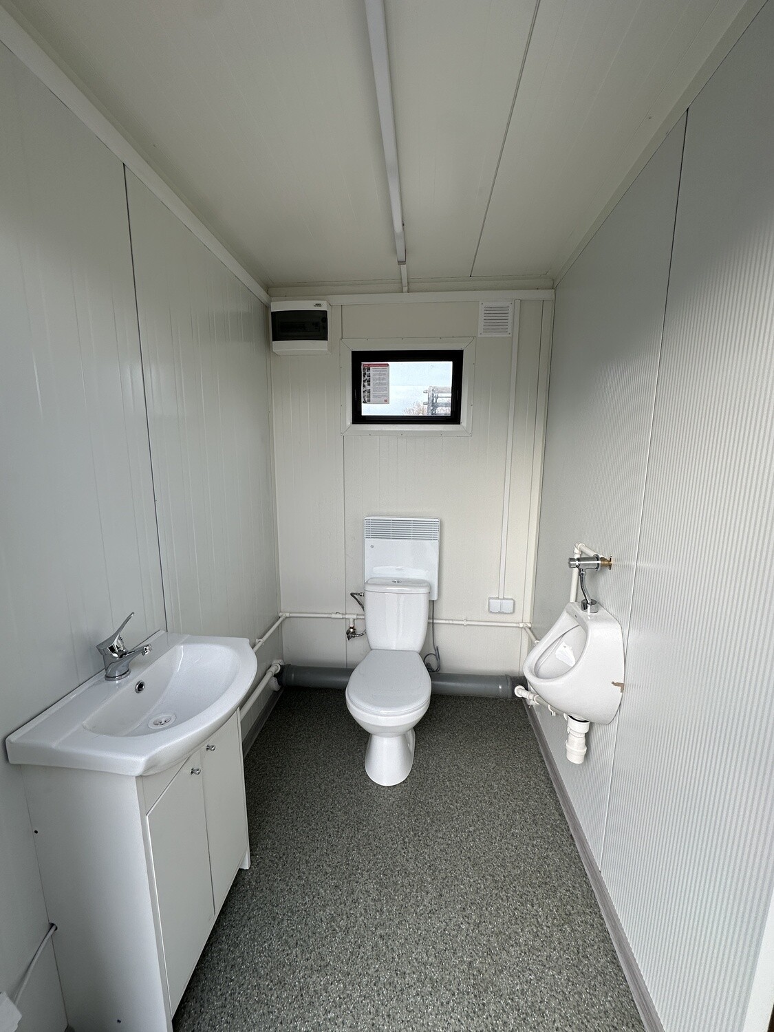 Sanitärcontainer 6,00 x 2,00 Damen- /Herren- und Rollstuhl-Abteil – Die Container