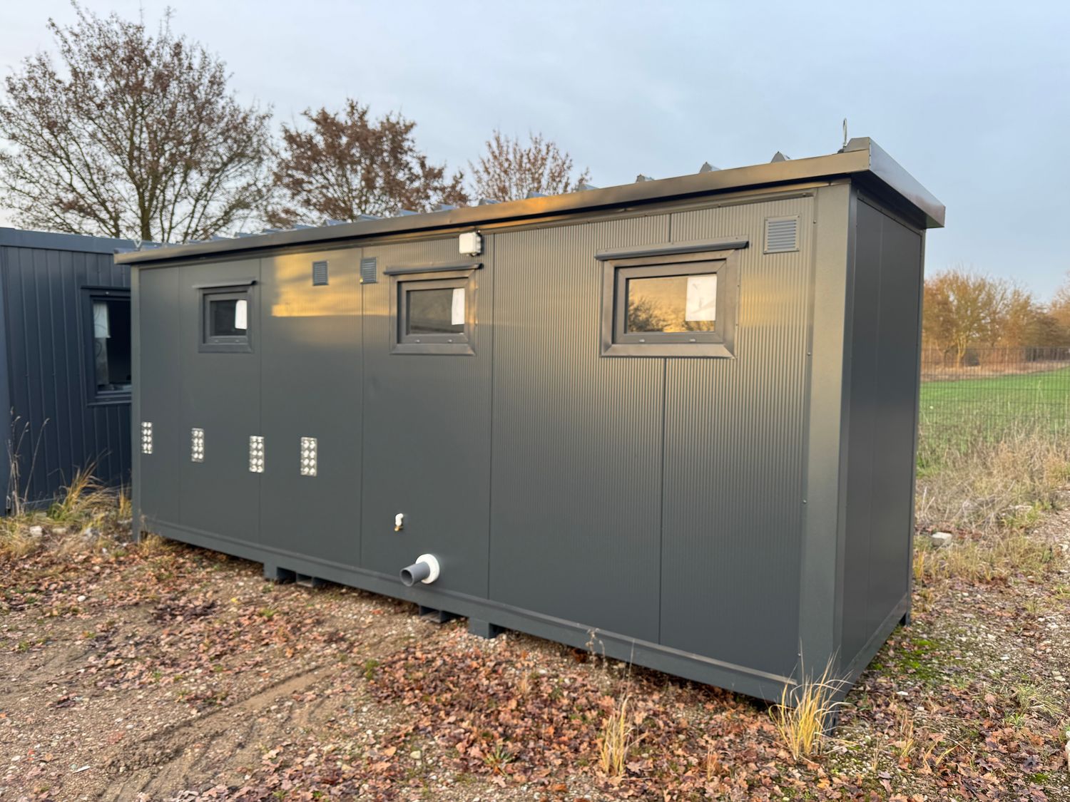 Sanitärcontainer 6,00 x 2,00 Damen- /Herren- und Rollstuhl-Abteil – Die Container