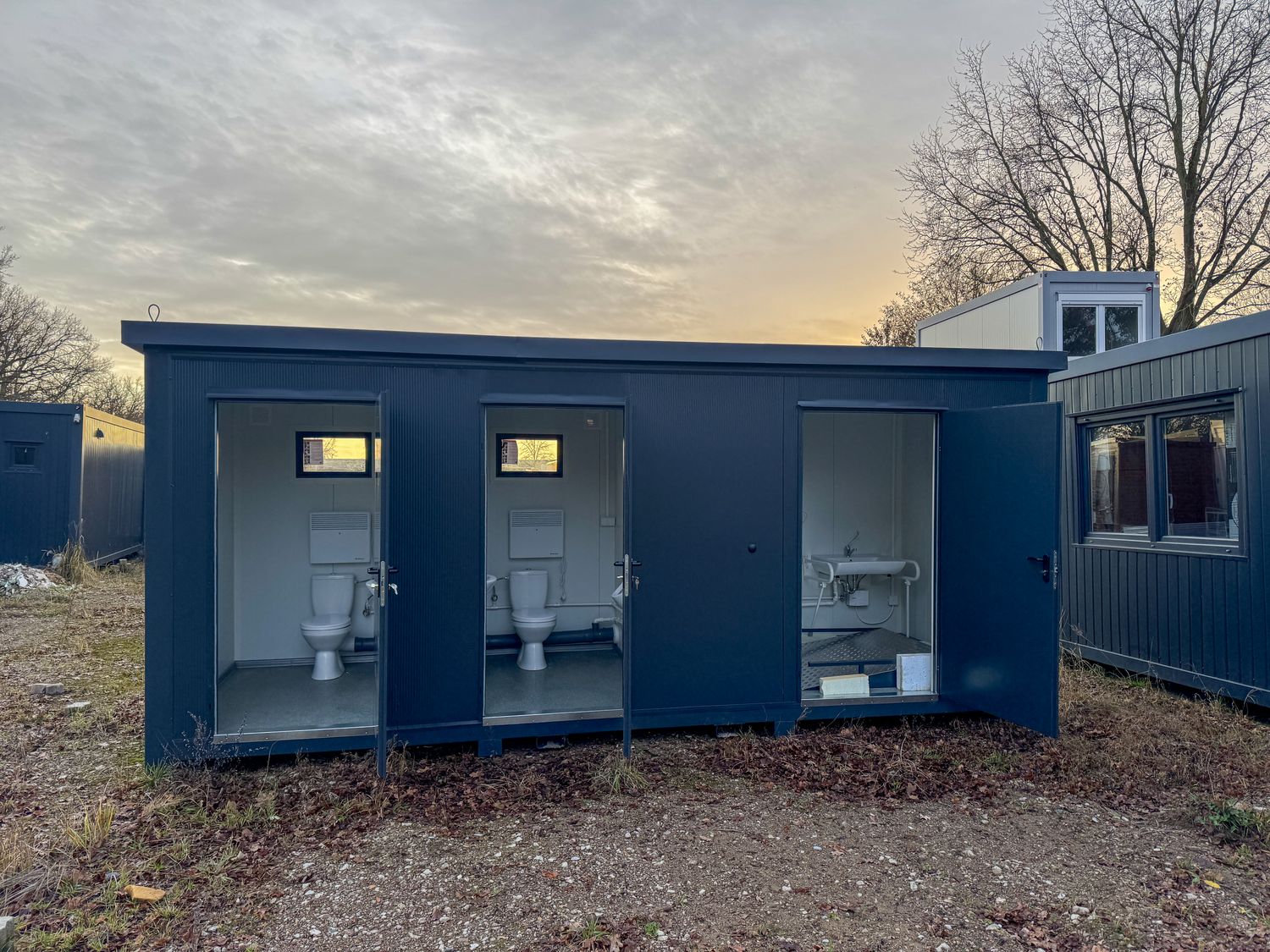 Sanitärcontainer 6,00 x 2,00 Damen- /Herren- und Rollstuhl-Abteil – Die Container