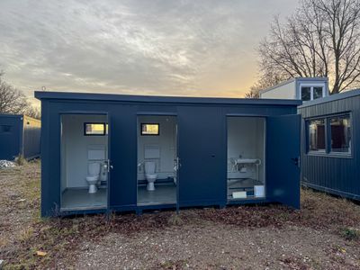 Sanitärcontainer 6,00 x 2,00 Damen- /Herren- und Rollstuhl-Abteil – Die Container