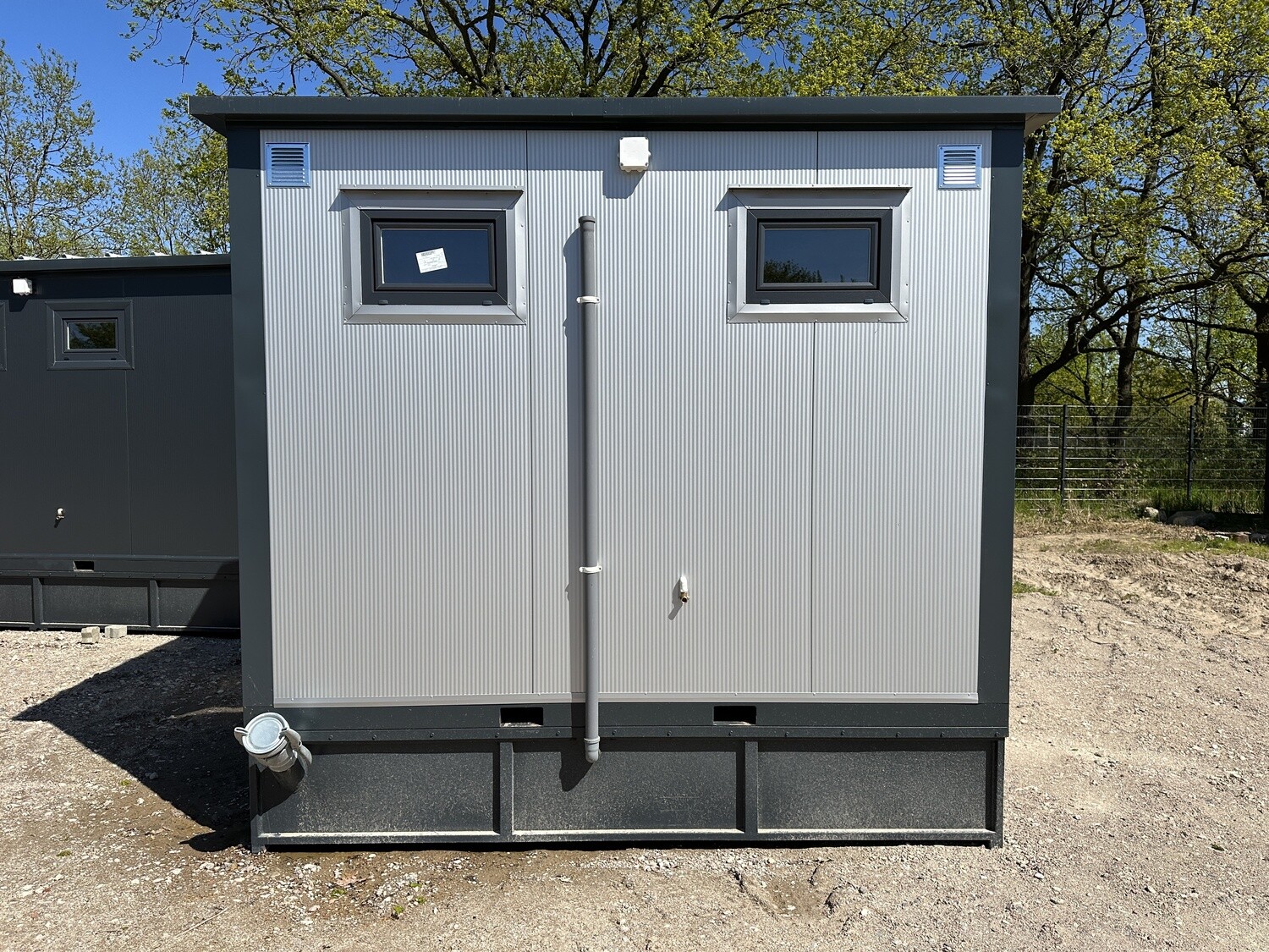 3,00 x 2,00 m Doppel-WC Container mit Fäkalientank – Die Container