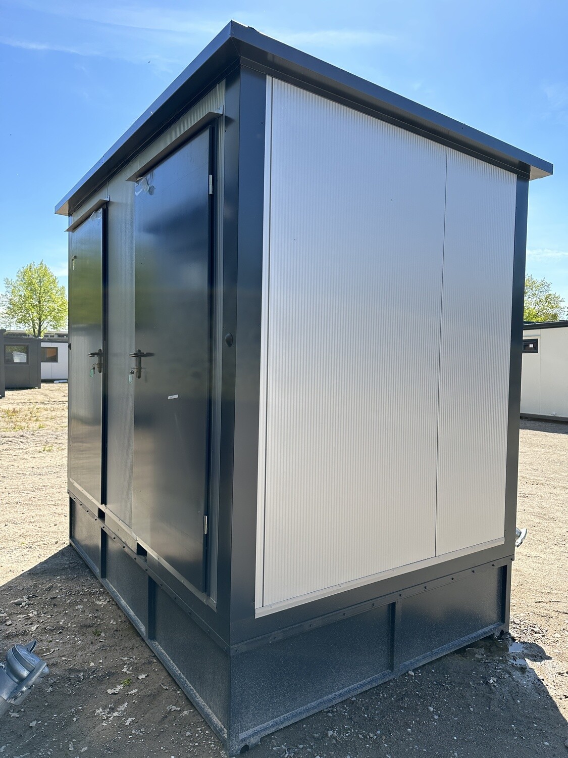 3,00 x 2,00 m Doppel-WC Container mit Fäkalientank – Die Container