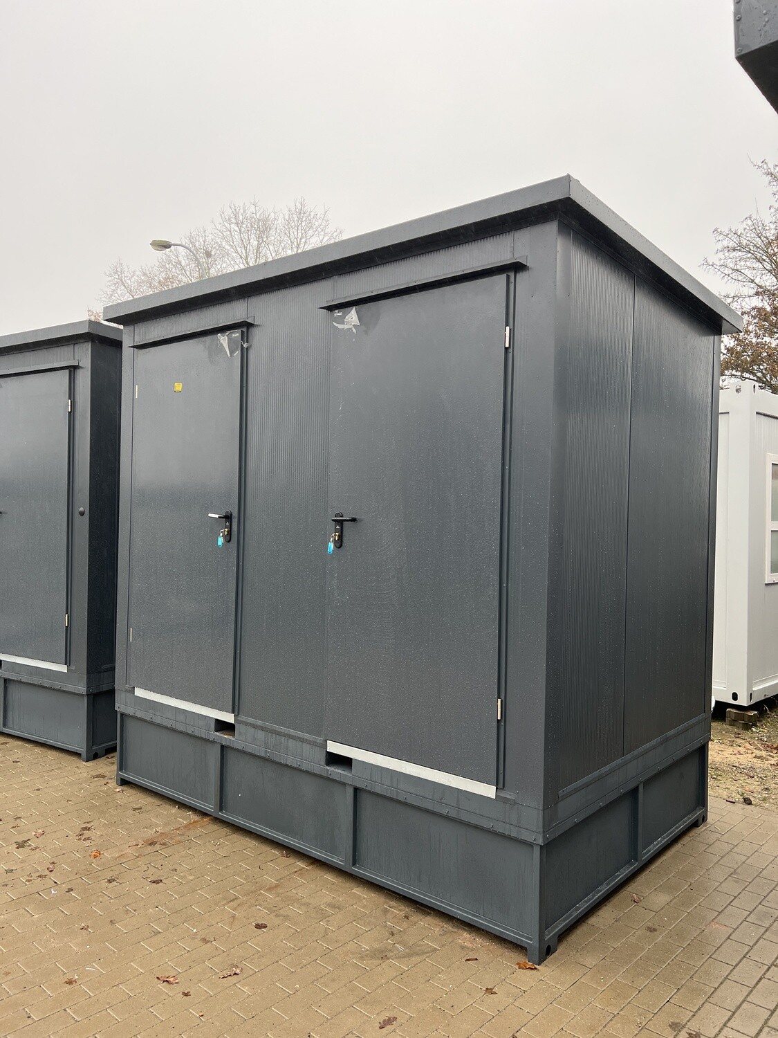 3,00 x 2,00 m Doppel-WC Container mit Fäkalientank – Die Container