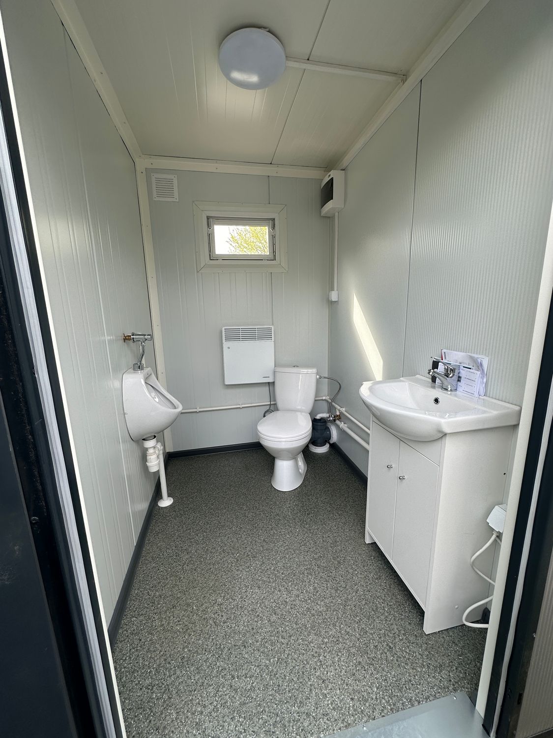 3,00 x 2,00 m Doppel-WC Container mit Fäkalientank – Die Container
