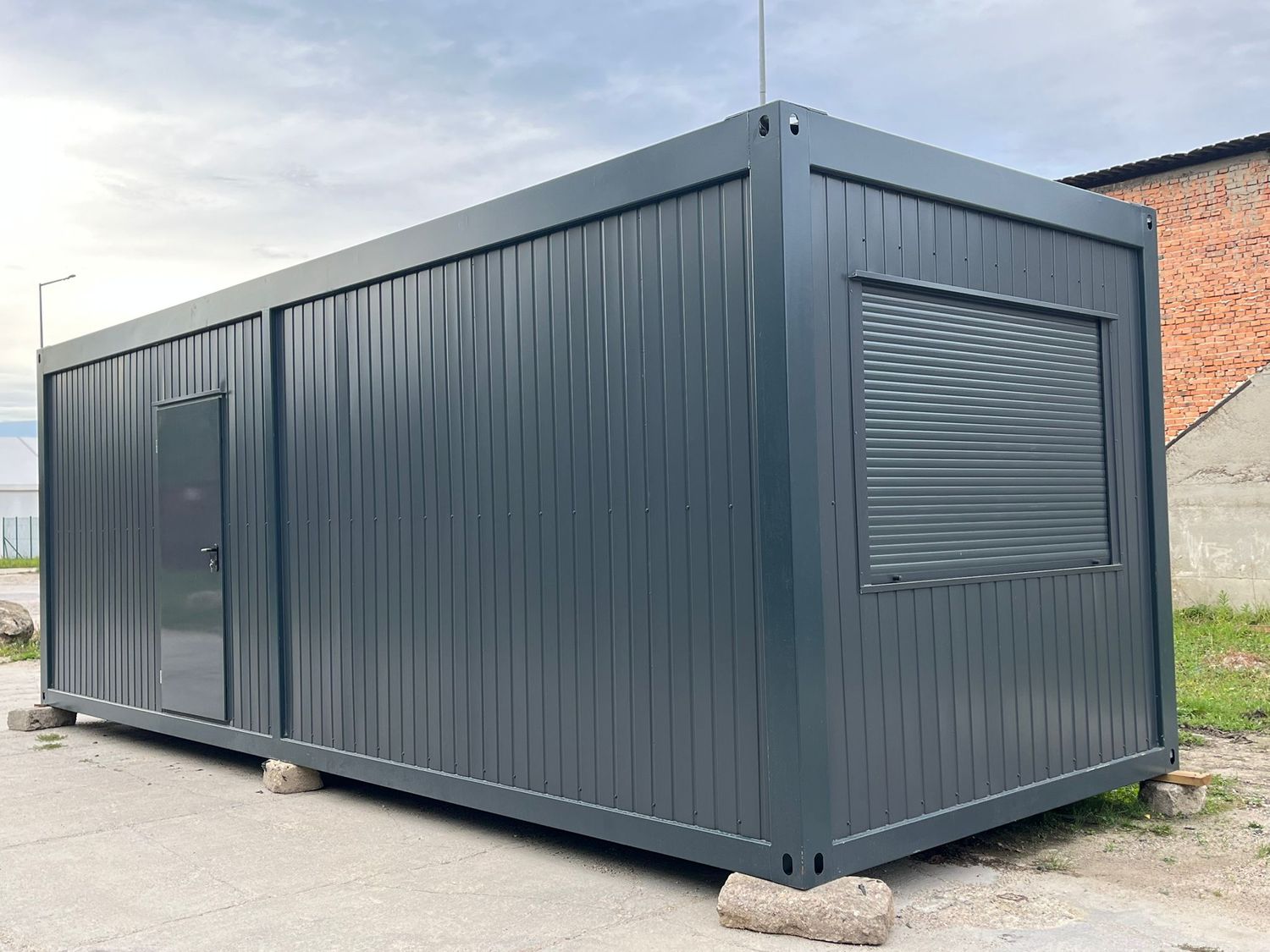Premium Wohncontainer 8,00 x 2,90 m mit Küchenzeile, Toilette und Dusche – Die Container