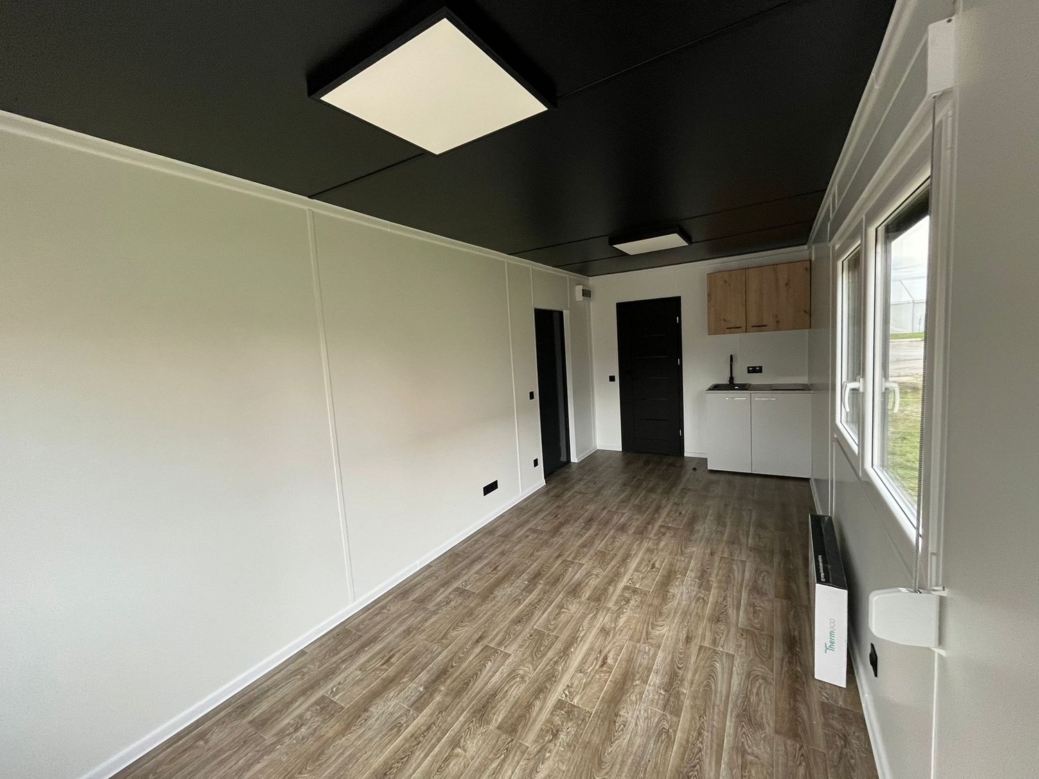 Premium Wohncontainer 8,00 x 2,90 m mit Küchenzeile, Toilette und Dusche – Die Container