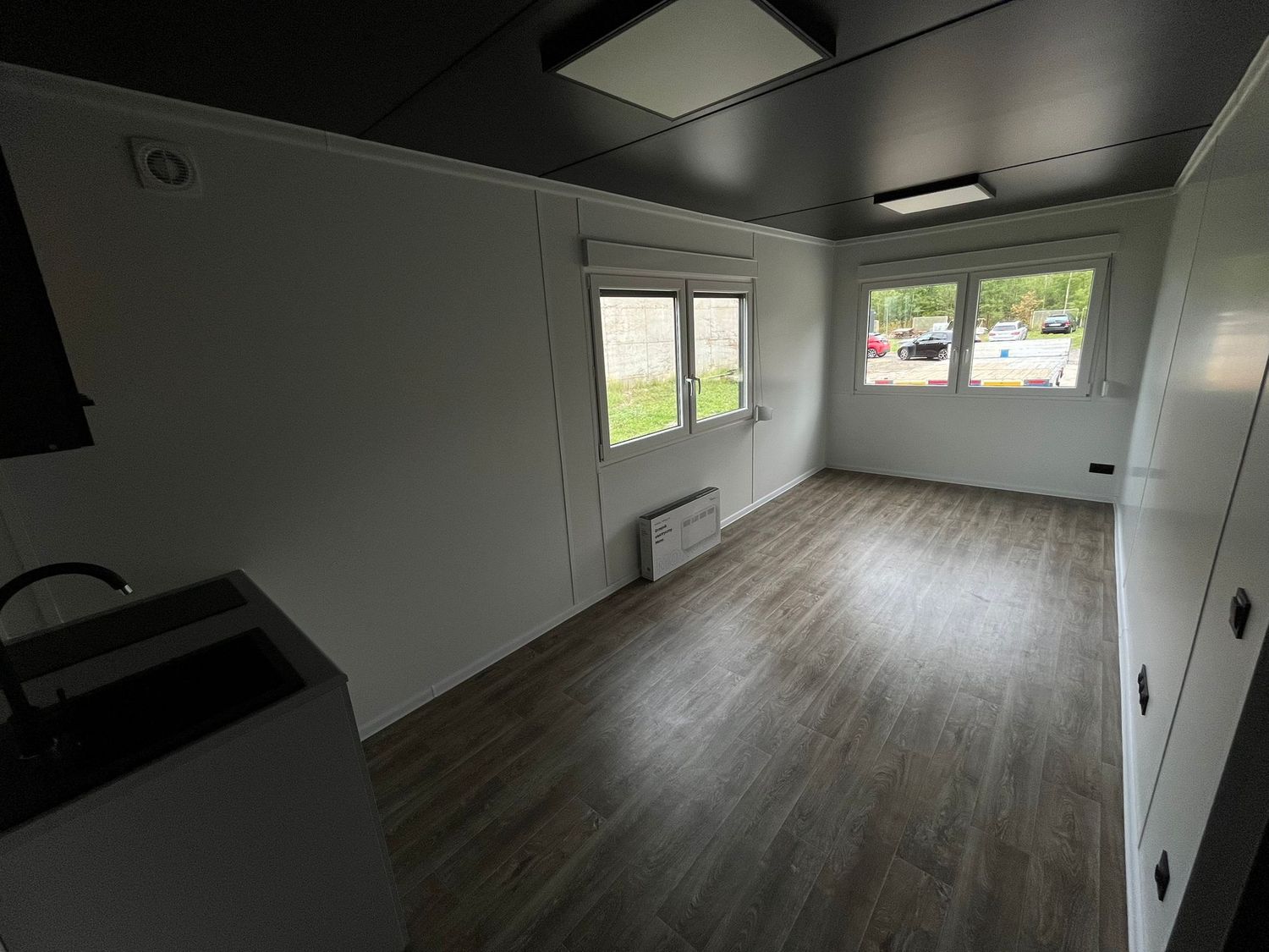 Premium Wohncontainer 8,00 x 2,90 m mit Küchenzeile, Toilette und Dusche – Die Container