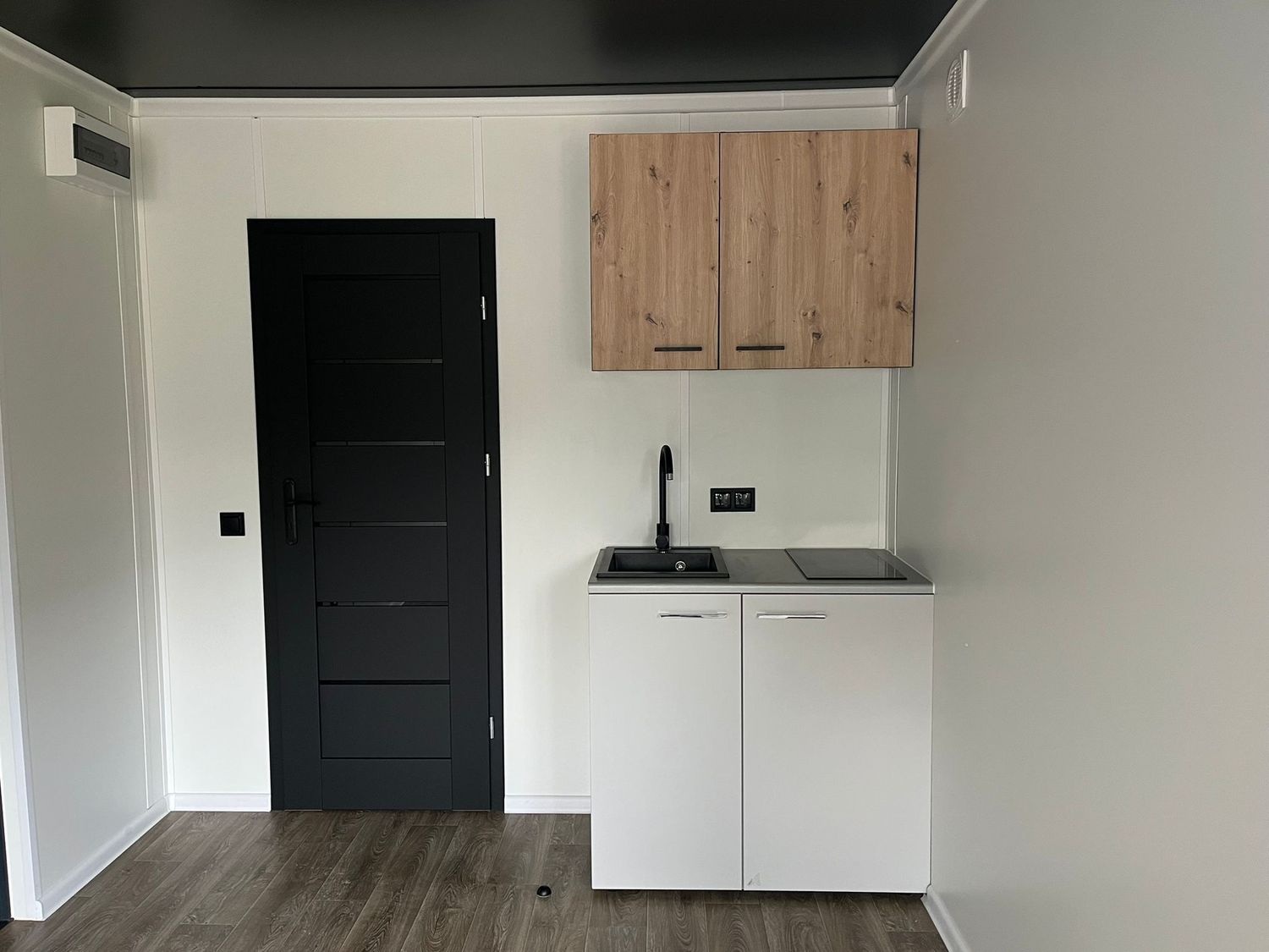 Premium Wohncontainer 8,00 x 2,90 m mit Küchenzeile, Toilette und Dusche – Die Container