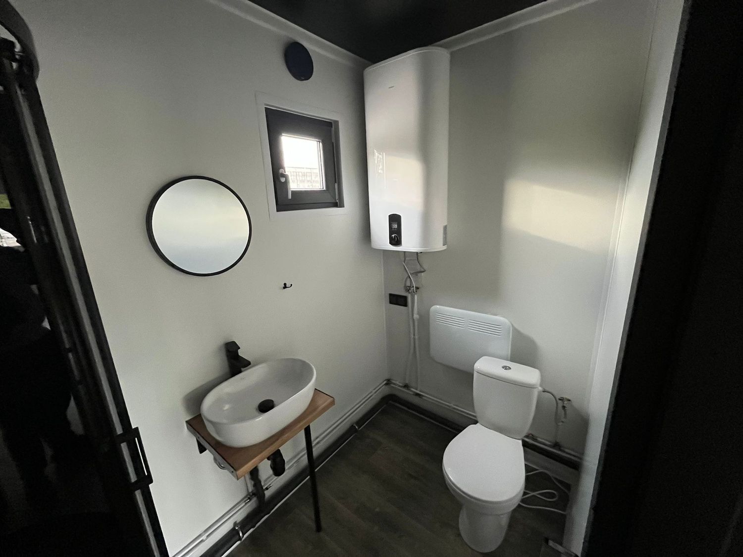 Premium Wohncontainer 8,00 x 2,90 m mit Küchenzeile, Toilette und Dusche – Die Container