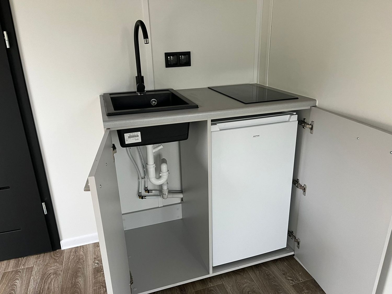 Premium Wohncontainer 8,00 x 2,90 m mit Küchenzeile, Toilette und Dusche – Die Container