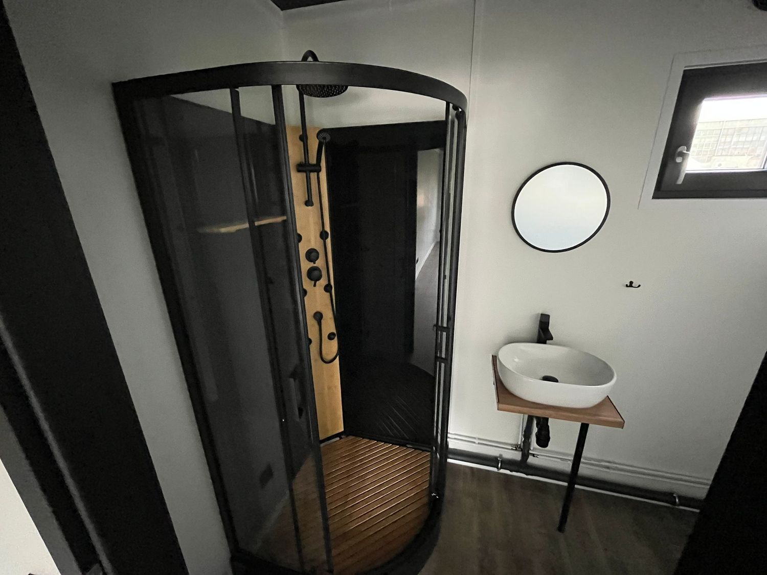 Premium Wohncontainer 8,00 x 2,90 m mit Küchenzeile, Toilette und Dusche – Die Container
