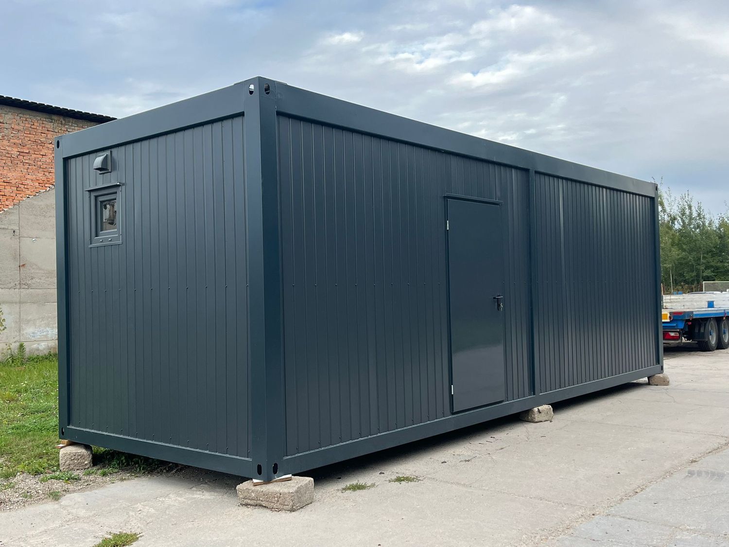 Premium Wohncontainer 8,00 x 2,90 m mit Küchenzeile, Toilette und Dusche – Die Container
