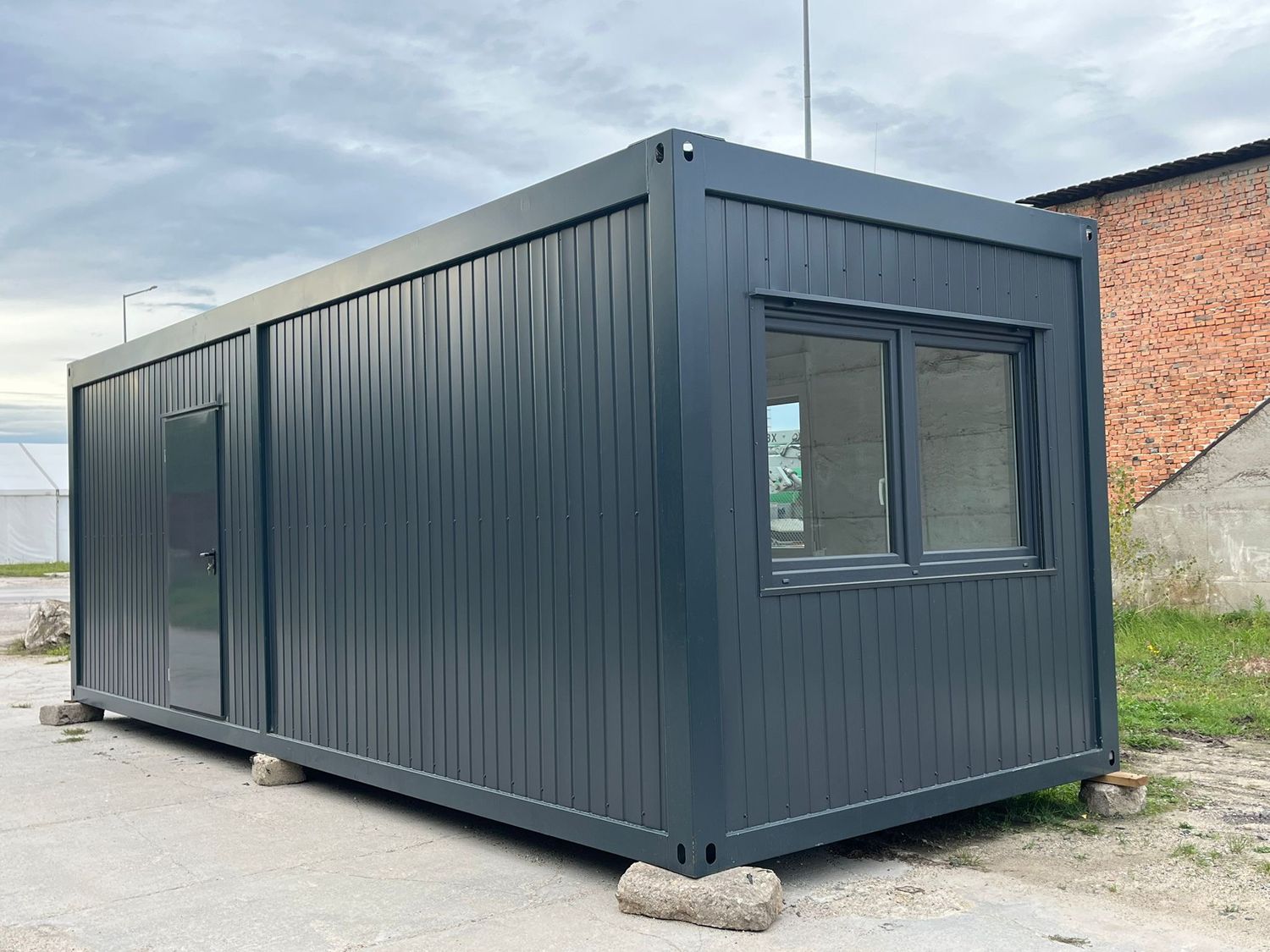 Premium Wohncontainer 8,00 x 2,90 m mit Küchenzeile, Toilette und Dusche – Die Container