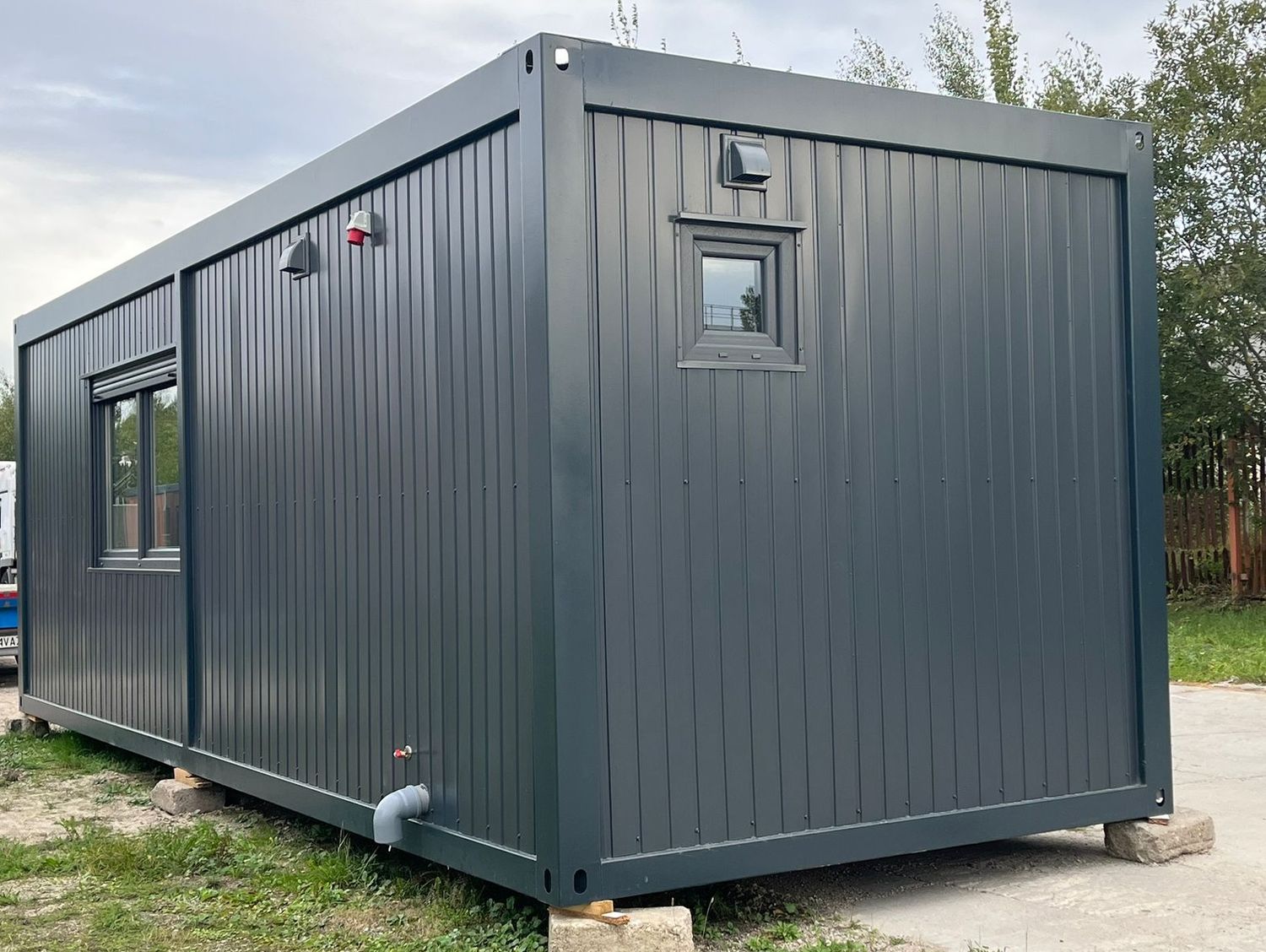Premium Wohncontainer 8,00 x 2,90 m mit Küchenzeile, Toilette und Dusche – Die Container