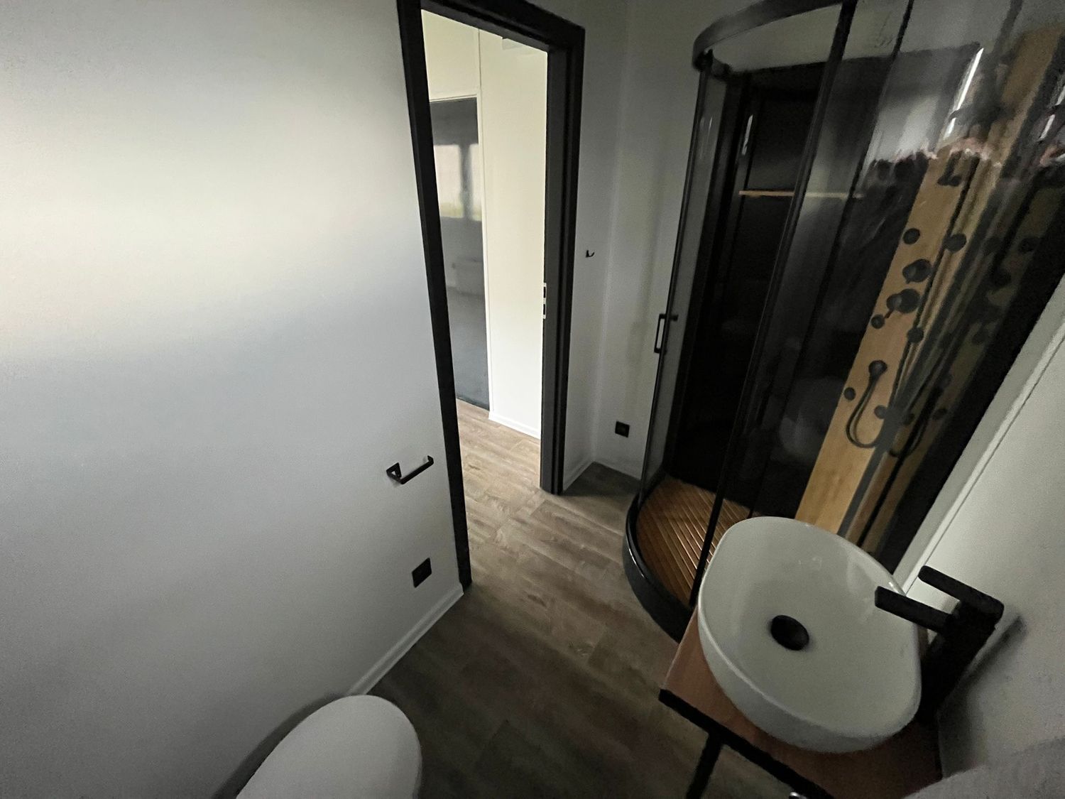 Premium Wohncontainer 8,00 x 2,90 m mit Küchenzeile, Toilette und Dusche – Die Container