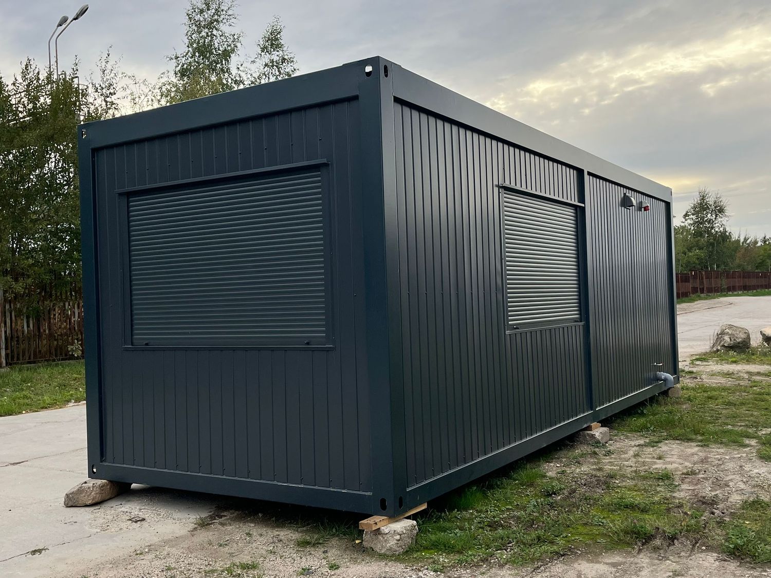 Premium Wohncontainer 8,00 x 2,90 m mit Küchenzeile, Toilette und Dusche – Die Container