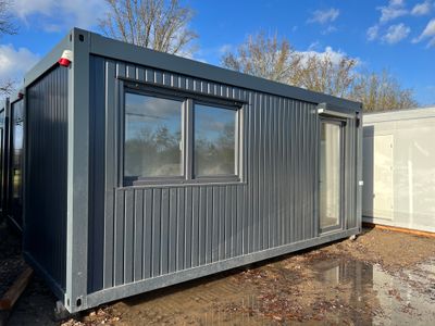 Bürocontainer 6,00 x 2,44 Glastür mit Rollladen – Die Container