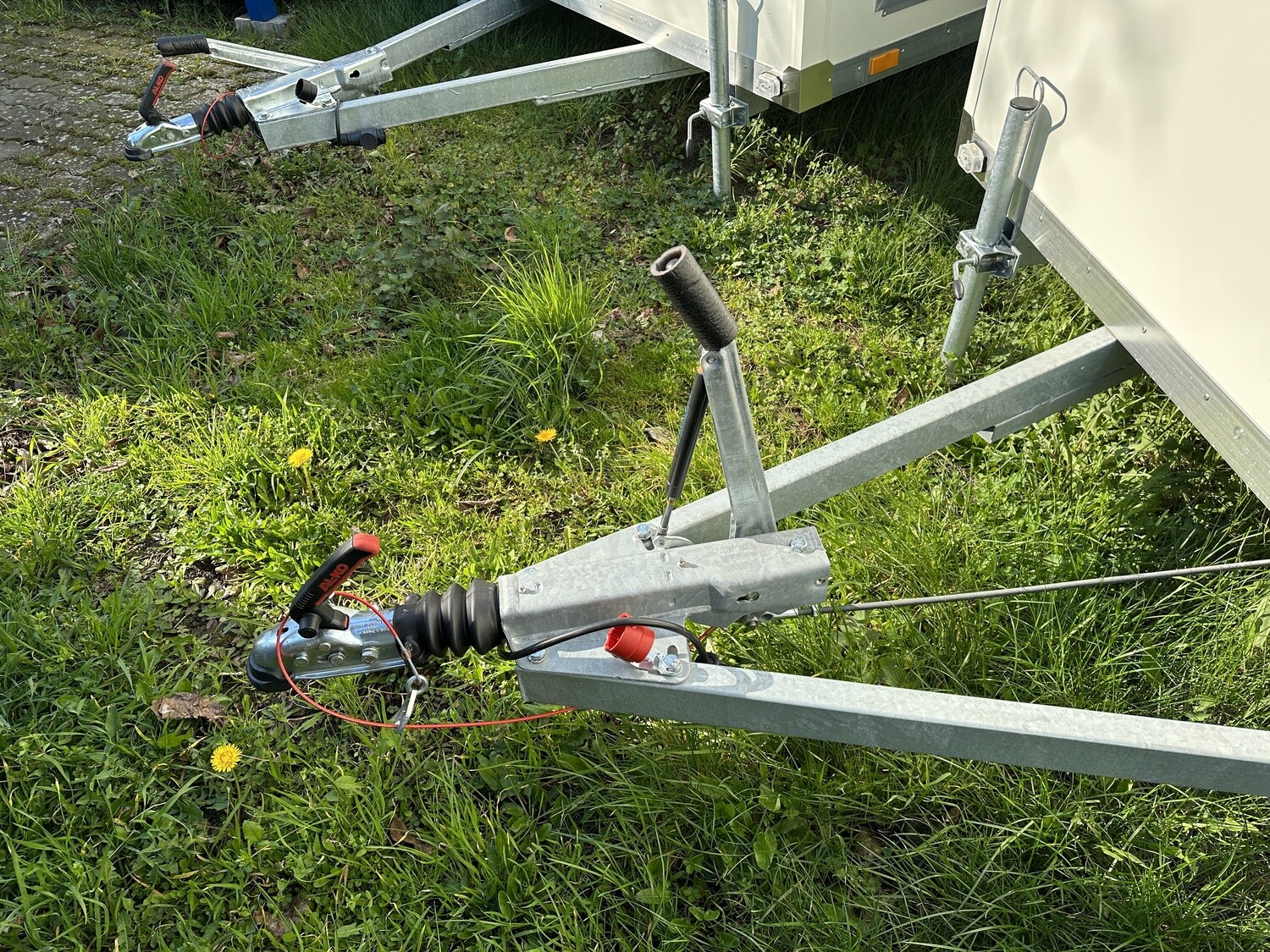 Autarker WC-Anhänger Damen/Herren mit 1000L Tank – Die Container