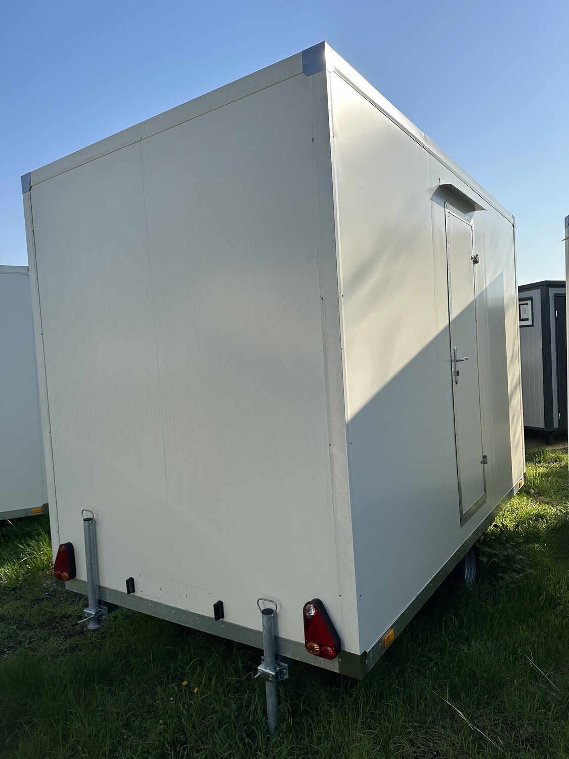 Autarker WC-Anhänger Damen/Herren mit 1000L Tank – Die Container