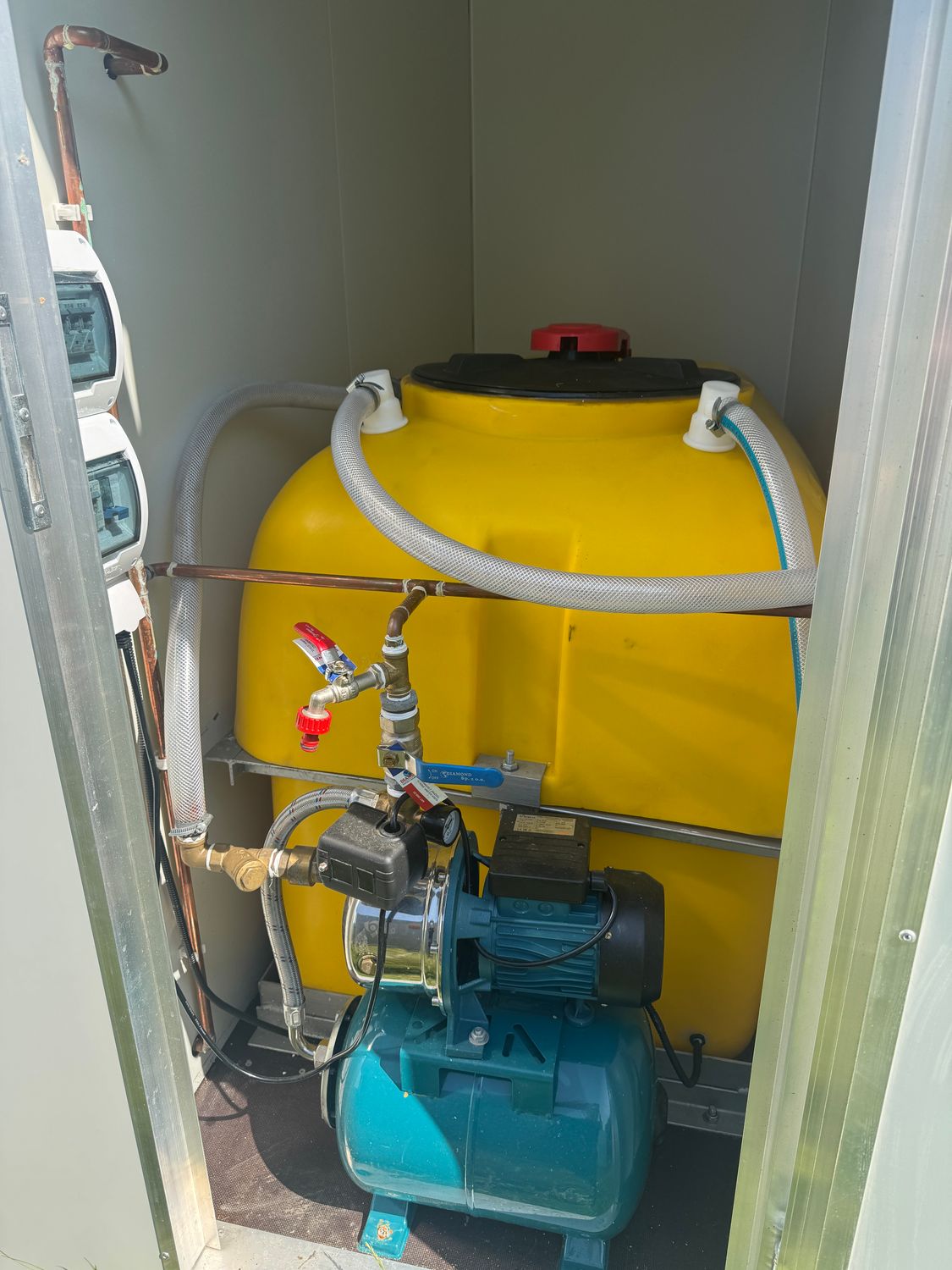 Autarker WC-Anhänger Damen/Herren mit 1000L Tank – Die Container