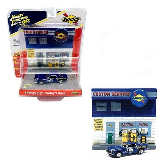Johnny Lightning Diecast Model Car &amp; Diorama Chevy Chevrolet Camaro 1967 + Resin Service Station &quot;Sunoco&quot; diorama 1/64 scale