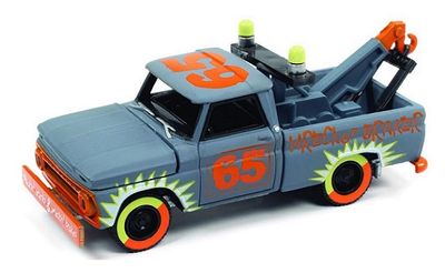Johnny Lightning Diecast Model Car Street Freaks Chevy Chevrolet Tow Truck 1965 No 65 Demolition Derby 1/64 scale