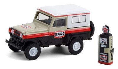 Greenlight Hobby Shop Nissan Patrol 1967 + Vintage Gas Pump Texaco 1/64 scale