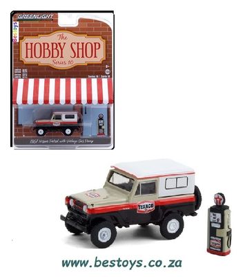 Greenlight Hobby Shop Nissan Patrol 1967 + Vintage Gas Pump Texaco 1/64 scale