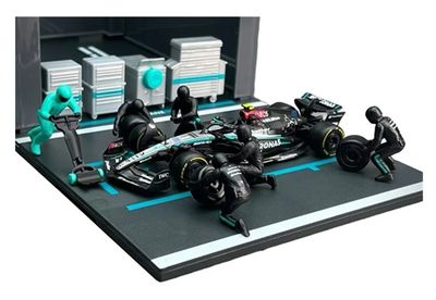 Burago 38452 Pit Pass Formula 1 F1 Mercedes Benz W15 No 44 Hamilton 2024 GP + Pit Garage + Figurines