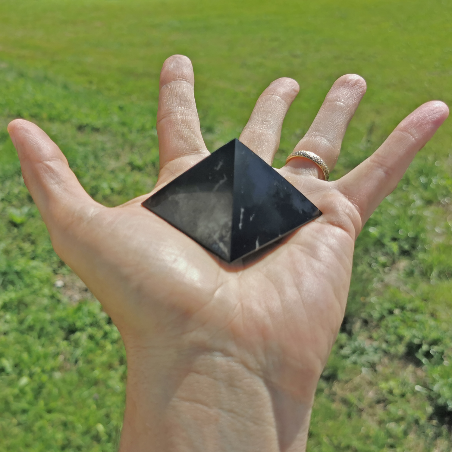 SCHUNGIT EDELSTEIN PYRAMIDE 5x5cm