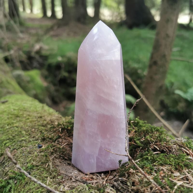 Rosenquarz Obelisk -Edelsteine, Mineralien, Heilsteine Rosenquarz Obelisk -Edelsteine, Mineralien, Heilsteine