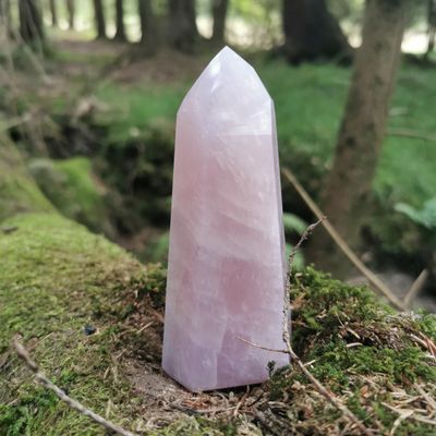 Rosenquarz Obelisk -Edelsteine, Mineralien, Heilsteine Rosenquarz Obelisk -Edelsteine, Mineralien, Heilsteine