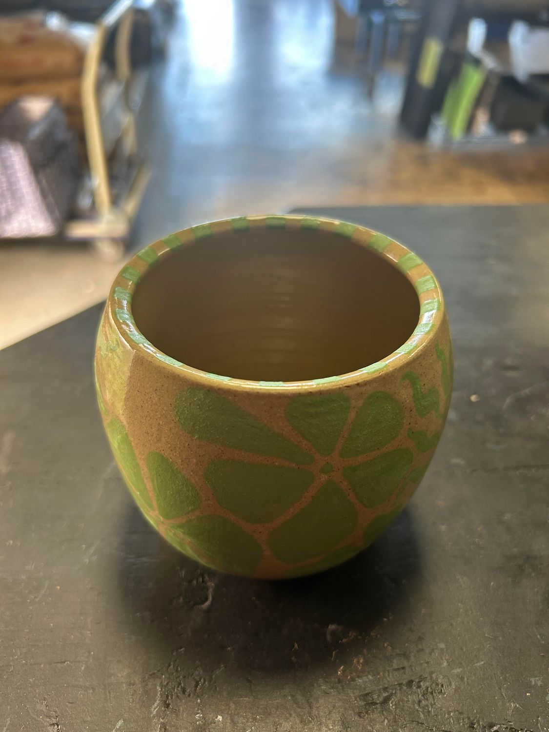 Sam&#39;s Pottery: 019 Tan and Green Hand Painted Flower 5 inch