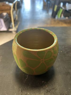 Sam&#39;s Pottery: 019 Tan and Green Hand Painted Flower 5 inch