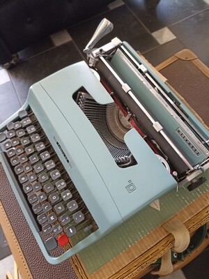 Macchina per scrivere Olivetti lettera 32