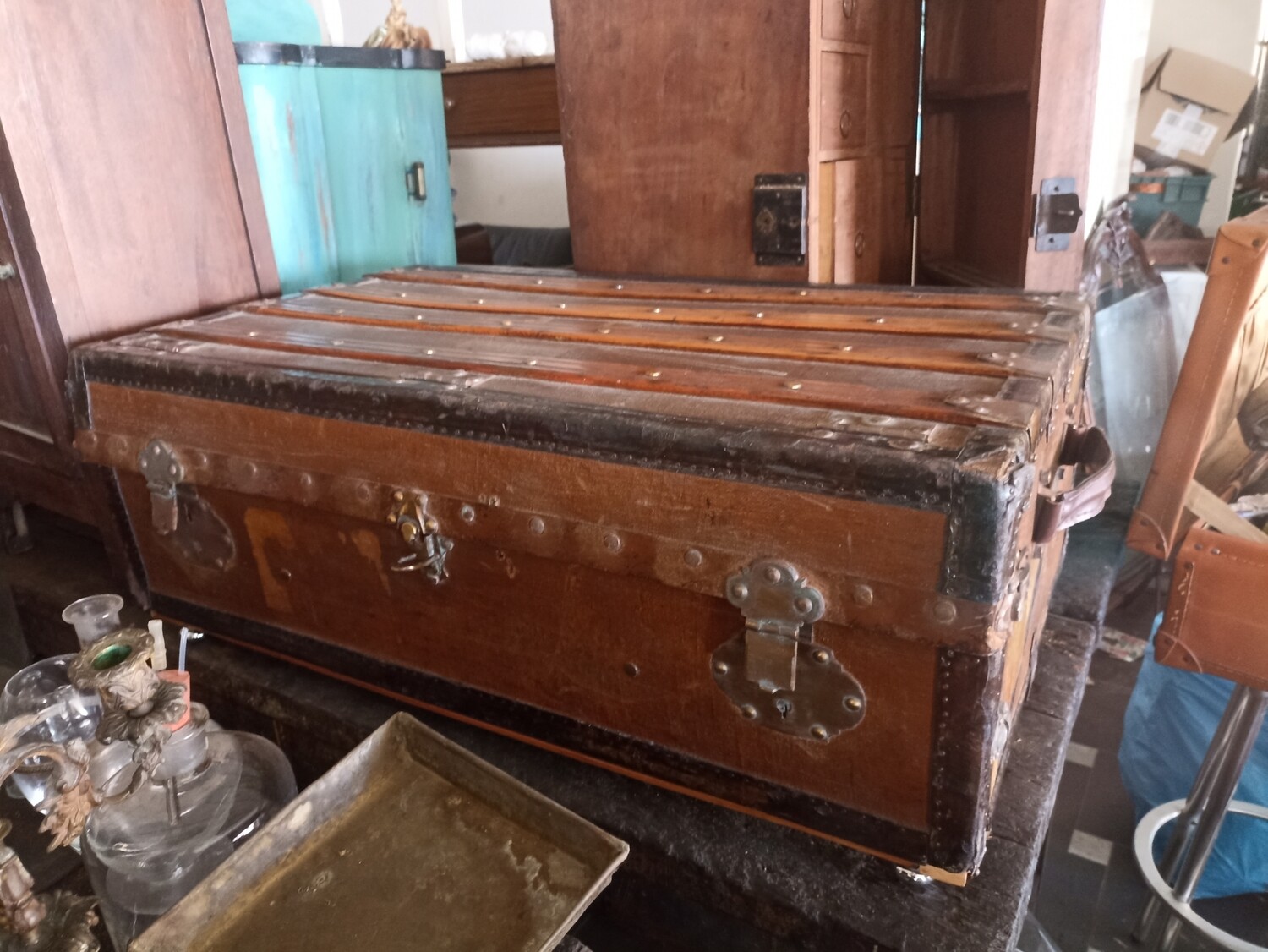 Baule vintage con piedini