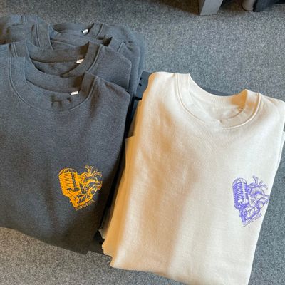 Band Merch Crewneck für Sänger*innen – Mikro-Herz Frontprint | Rock & Metal Rock Crewneck Sänger Mikro-Herz Frontprint
Band Merch Pullover Rock & Metal
Festival Outfit Crewneck Sänger*innen