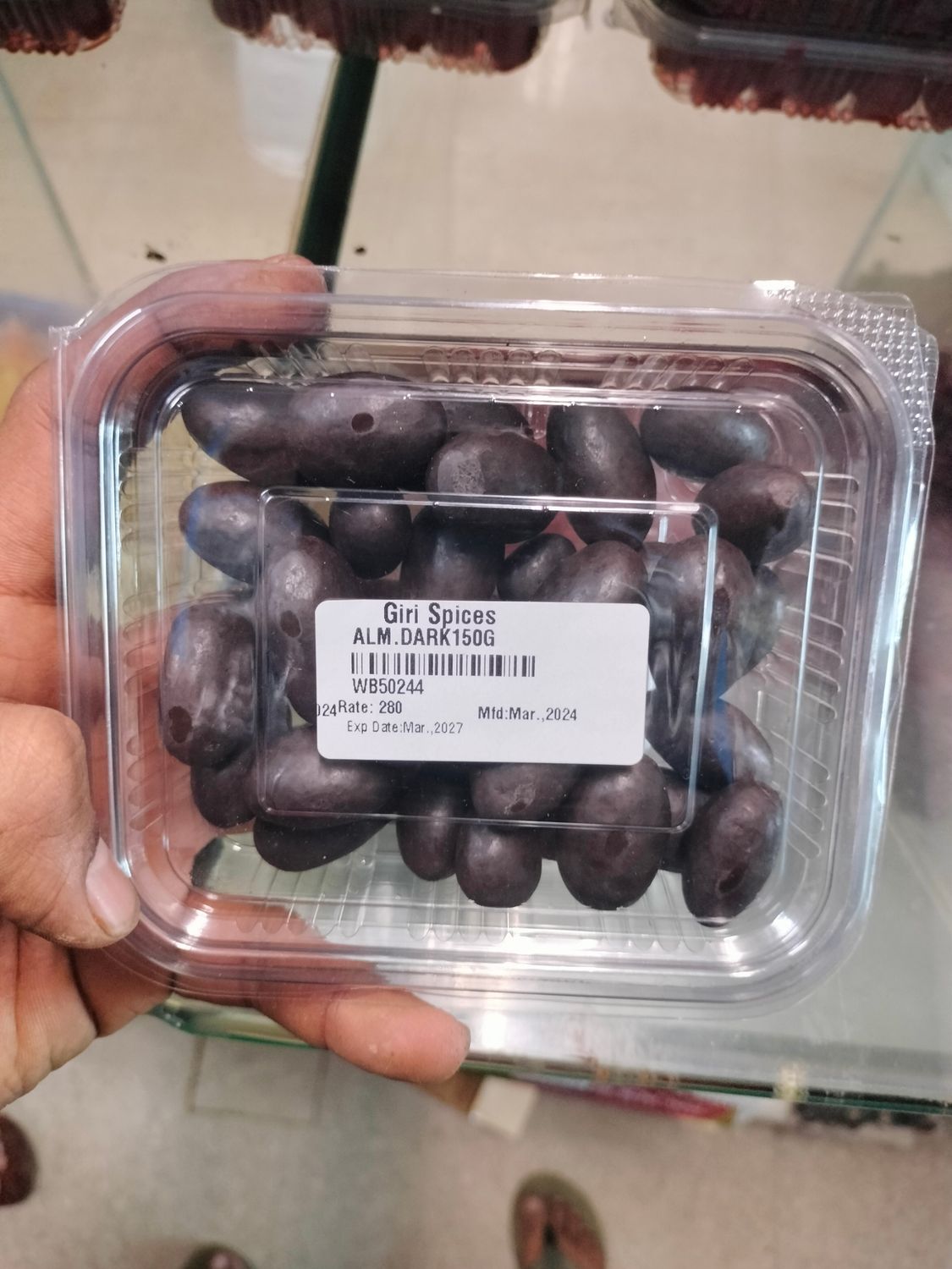 Giri Spices almond dark chocolate - 150g