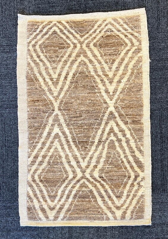 Modern Beni design rug in tan &amp; white 3.2&#39; x 5.2&#39;