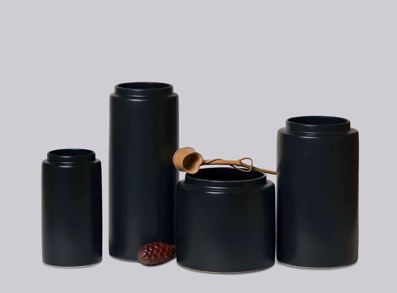 Middle Kingdom Agnes vase - medium black