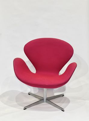 1968 Arne Jacobsen Swan chairs for Fritz Hansen in original Alexander Girard upholstery