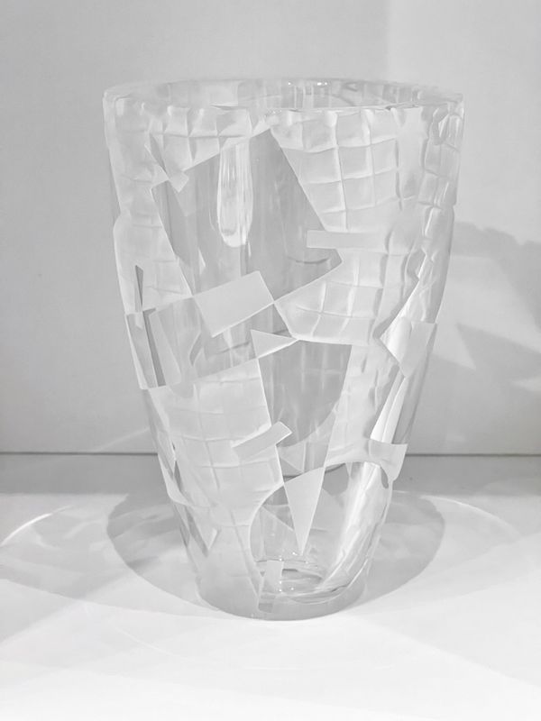 Very heavy 1980s era etched  Sasaki vase by Robert McCandless