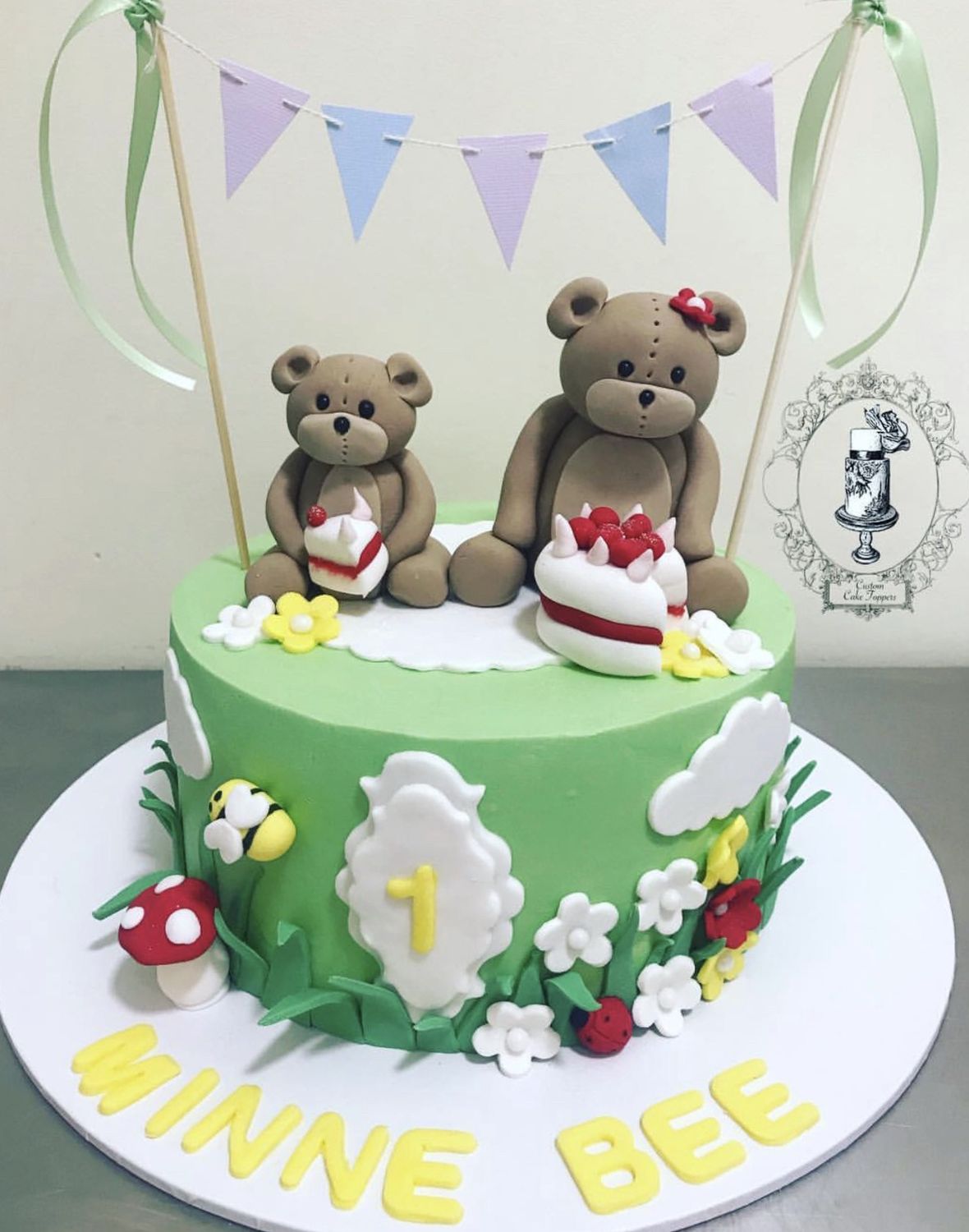 Picnic bear cake