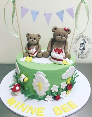 Picnic bear cake