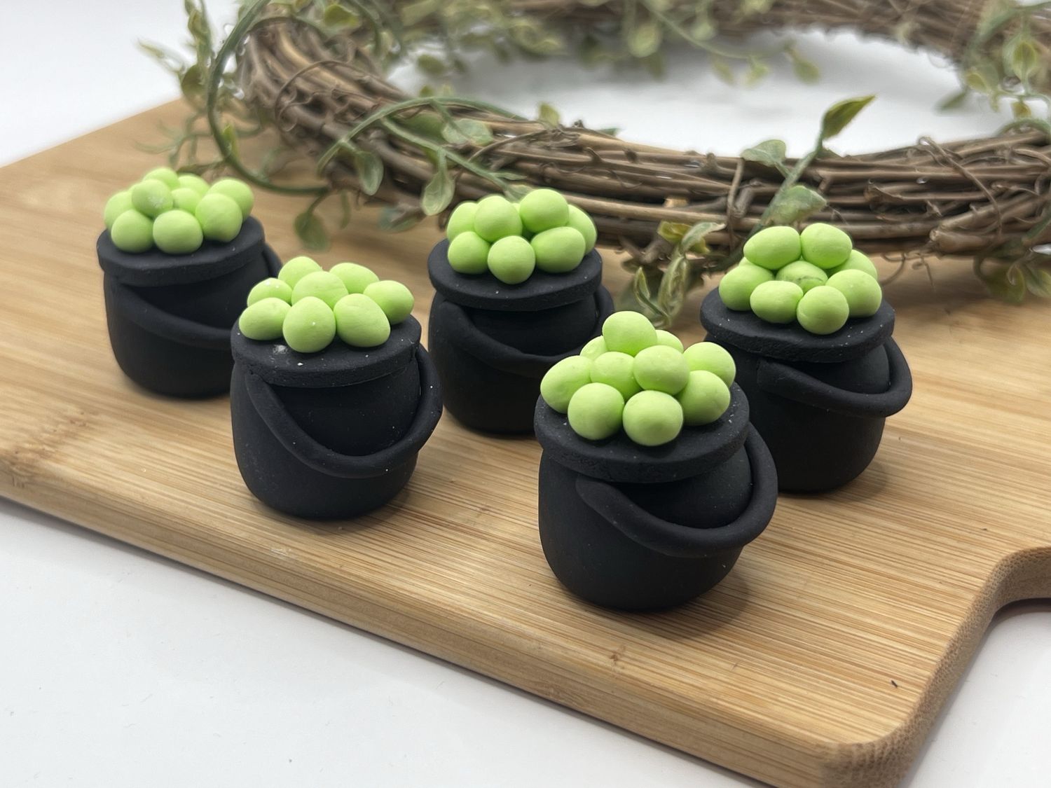 Which cauldron cupcake toppers